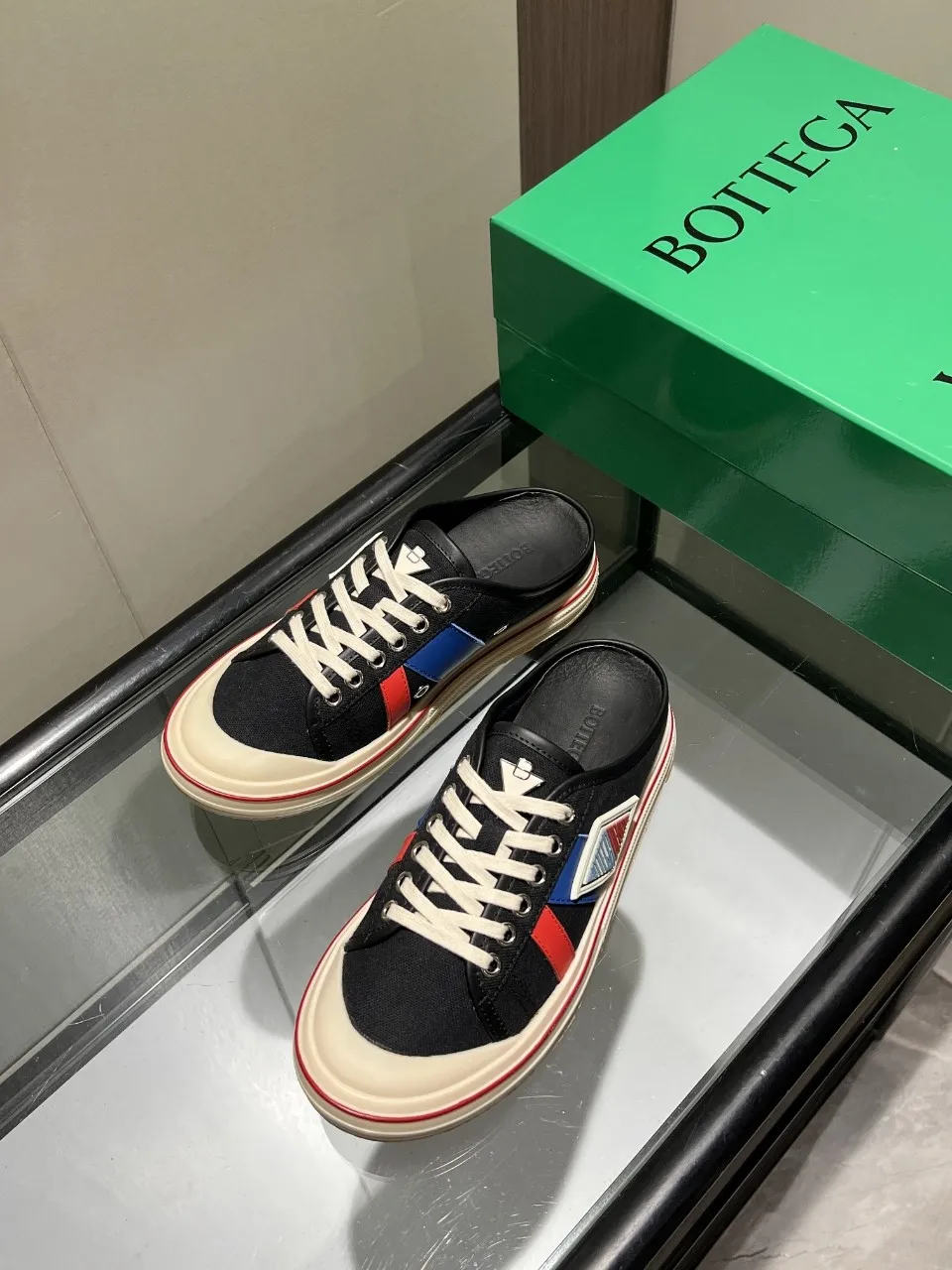 p500🐮🐮Bottega Veneta Bottega Veneta BV’s latest Eliot series retro basketball shoes casual sports canvas shoes will become a god when it is launched! [Celebration] [Celebration] A 1:1 copy of the original version, [Fireworks] original material, [Fireworks] original color system, inspired by retro basketball sneakers, the color combination highlights youthful vitality and perfectly interprets the theme of youth and childlike innocence. The details are also very particular. The summer canvas brings excellent durability and comfort. Designs such as calfskin trim, rubber toe caps and hand-painted retro red lines are full of retro feel. The round toe and convex sole add a modern feel and are suitable for various styles. Easily create a fashionable atmosphere. The upper foot is the focus...can be worn as a couple's shoes...each shoe has more taste and attitude! Fabric: Original customized high-density canvas + cowhide Lining: Original customized breathable canvas Insole: movable latex cowhide insole. Sole: original molded non-slip and wear-resistant TPU material. Sole thickness: 3cm. Size: women's size 35#-40#, men's size 39#-45#.